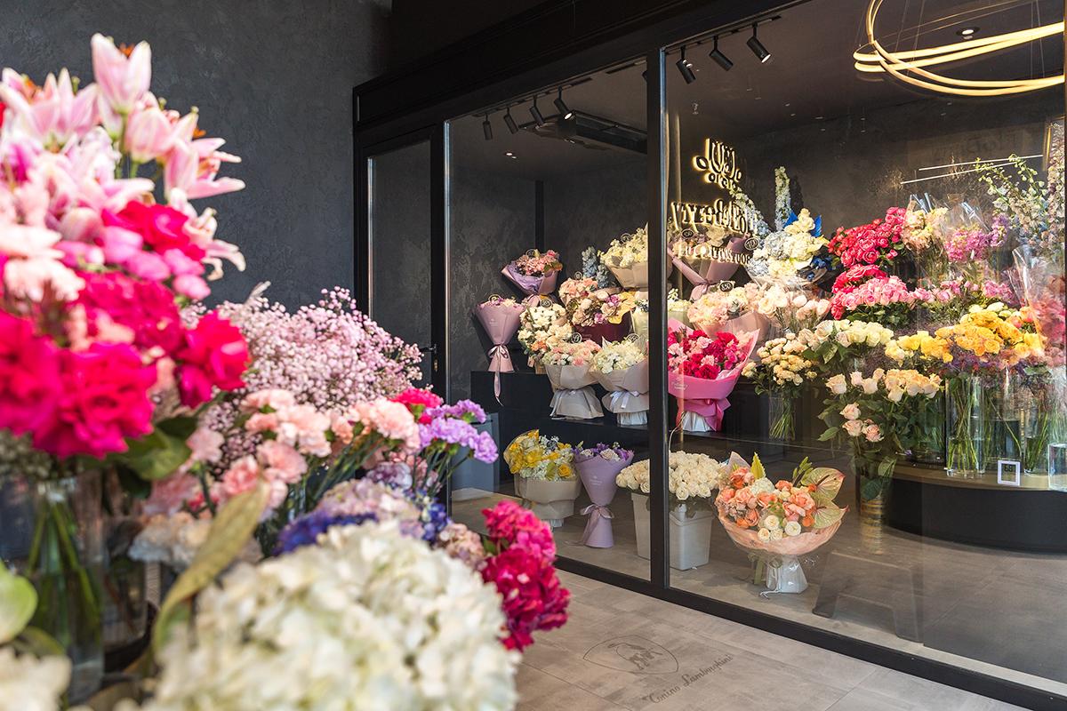 How to Pick the Freshest Flowers at the Store: A Dubai Florist’s Expert Guide